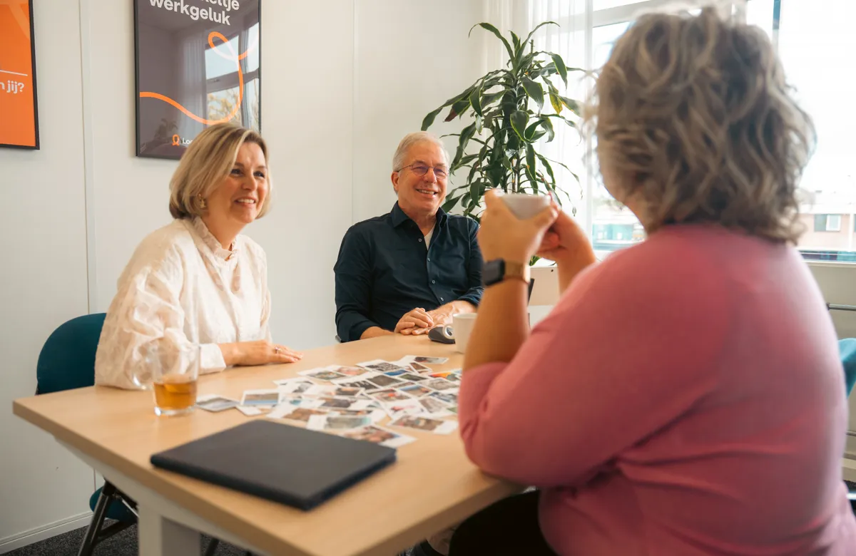 Medewerker en coach in ontspannen setting in teamsessie