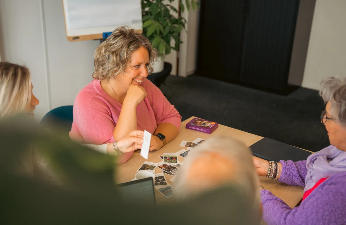Medewerker in een coachende teamsessie