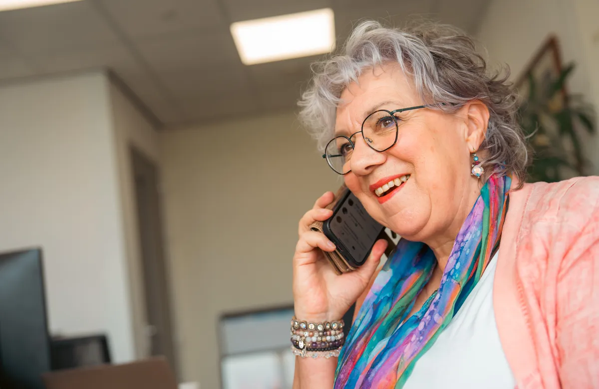 Coach aan het bellen op kantoor