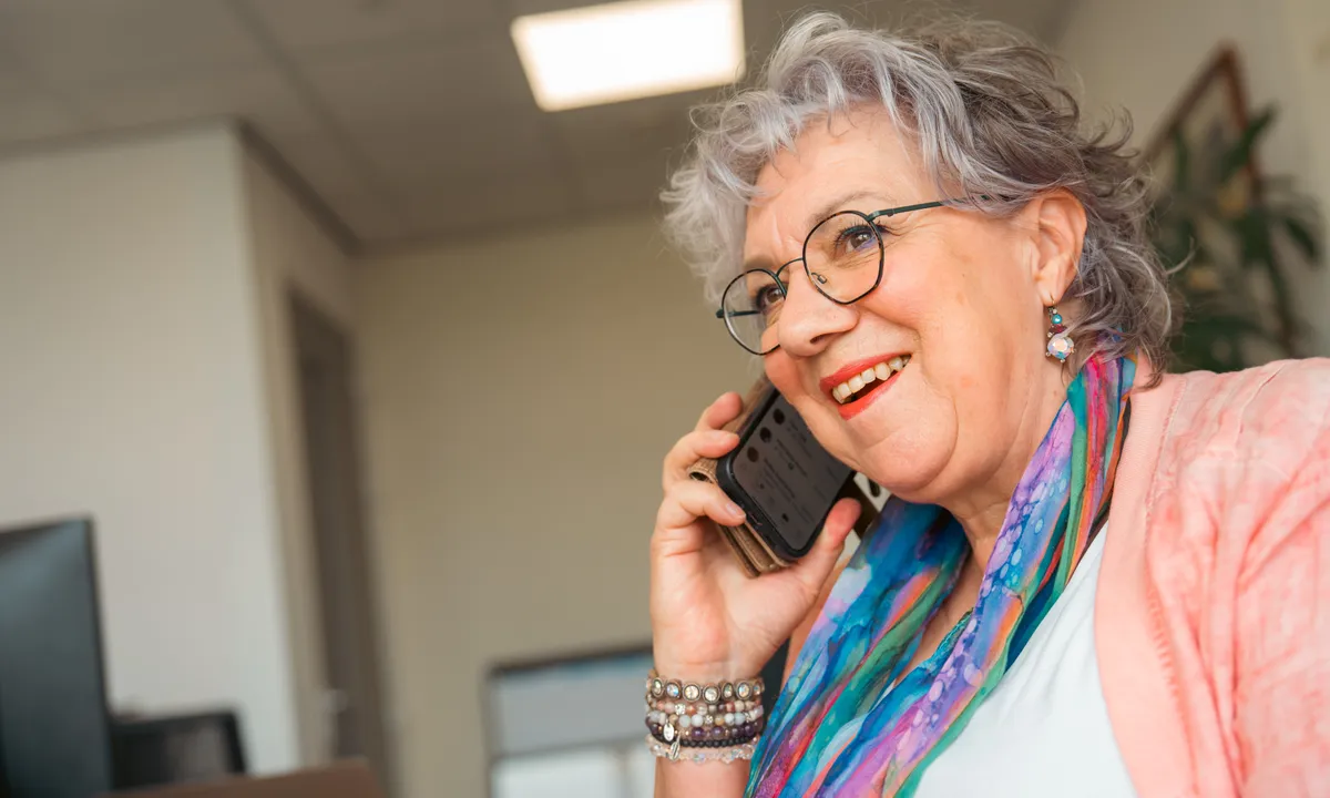 Coach aan het bellen op kantoor
